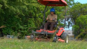 Primera mujer se destaca como trabajadora de campo, cargo históricamente ocupado por varones.