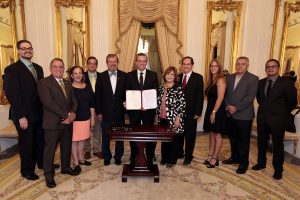 De izquierda a derecha: Sr. Raúl Medina, decano de Estudiantes de la Universidad Interamericana; Carlos Pérez, vicepresidente de Asuntos Estudiantiles; prof. Margarita Fernández, rectora de la UPR-Bayamón; Dr. Otilio González, rector de la UPR-Arecibo; Dr. Jorge Iván Vélez Arocho, presidente de la PUCPR, Dra. Lilliam Negrón, presidenta de la Universidad Central de Bayamón; lic. José E. Arrarás, comisionado de Deportes LAI; Marie Batista, directora atlética de la USC; Ismael Ramos, director atlético de la UPR-Cayey y Carlos Vázquez, director de Torneos de Deportes de la LAI.