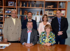 De izquierda a derecha de pie: decano del Colegio de Artes y Humanidades, Dr. Juan Luis Negrón, director del Departamento de Ciencias Sociales, Dr. Félix Ramos, procuradora del Ciudadano, región de Ponce, Daphne Espéndez y profesor de Administración Pública, Jaime D. Vélez. 