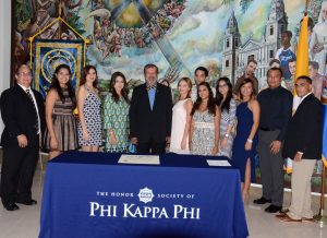 El Presidente de la PUCPR junto a estudiantes del Programa de Honor de la PUCPR.