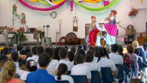 El Taller de Teatro Rodante Universitario Luis Torres Nadal plantó bandera exitosamente al presentarse ante casa llena en el Colegio San Benito de Humacao. 