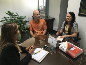 Jessie Guerrero y Fernan Vargas, estudiantes del Programa Graduado de Psicología Organizacional y del Trabajo forman parte del nuevo grupo de pasantes que permanecerán un año en la Universidad Pontificia Bolivariana, Regional Bucaramanga en Colombia (UPB). 