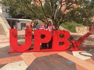 Los estudiantes estarán laborando una propuesta para la retención estudiantil y el mejoramiento de los procesos de continuidad para estudiantes interesados en cursar estudios a nivel graduado. 