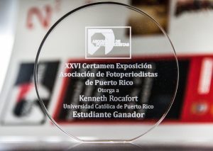 Como parte del galardón obtenido, Kenneth recibirá una beca de la empresa GFR Media que le permitirá hacer un internado como fotógrafo practicante en el periódico El Nuevo Día.