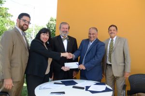 Durante la entrega del donativo por la Fundación Acceso a la Justicia.