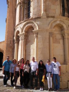 Los Pioneros frente a la Catedral de Santa María de Segovia. Se le llama también Santa Iglesia Catedral Nuestra Señora de la Asunción y de San Frutos de Segovia. Conocida como la Dama de las Catedrales por sus dimensiones y su elegancia. Construida en el Gótico tardío con algunos razgos renacentistas.