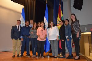 Siete estudiantes de Bolivia, Nicaragua y El Salvador impactan las comunidades en Puerto Rico. En la foto los acompañan los directores internacionales de sus universidades. (Foto: Ketsia Camacho Ramos)