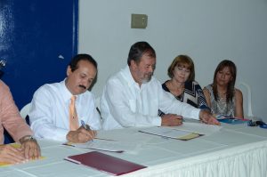 El recinto mayagüezano de la Pontificia Universidad Católica de Puerto Rico y el municipio de Mayagüez concretaron un acuerdo de colaboración para intercambiar experiencias académicas, científicas, y culturales entre estudiantes de la PUCPR y de escuelas elementales y superiores de dicho municipio. Esta innovadora propuesta se logrará con la colaboración de agencias y departamentos del ayuntamiento.