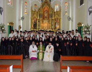 Según el documento que citan los estatutos de la Orden Ecuestre del Santo Sepulcro, con la investidura se refuerza en los Caballeros y en las Damas el compromiso de una declarada profesión de fe y de una práctica activa de los deberes cristianos, particularmente para la consecución de los fines de la Orden. 