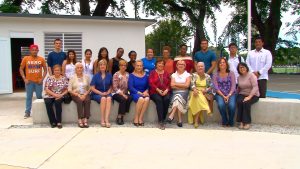 Comité de madrinas junto a estudiantes extranjeros.