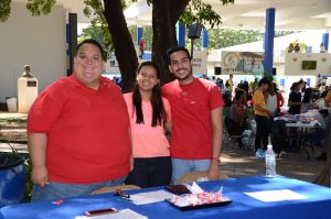 Las asociaciones estudiantiles aprovecharon para vender alimentos variados, chocolates y flores.