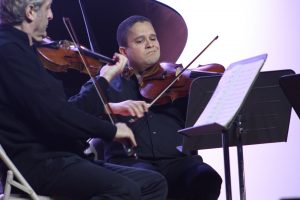 Joel Pagán es profesor asociado de viola y violín en la Universidad de Texas en el valle Río Grande.