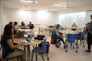 Estudiantes de Educación participan de una clase en el salón 103 con innvovadores espacios en el edificio Perea.