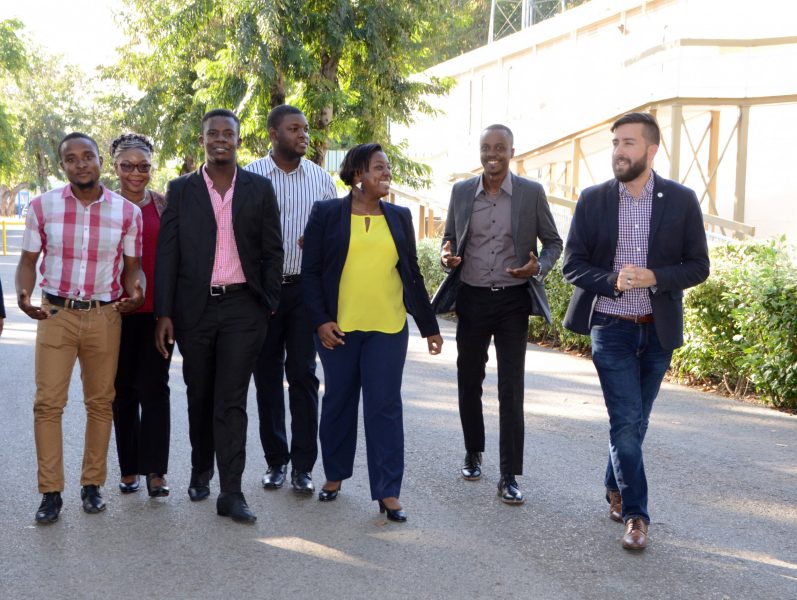 El director ejecutivo de OIRI, Joel Vélez Colón realiza un recorrido al grupo en la PUCPR.