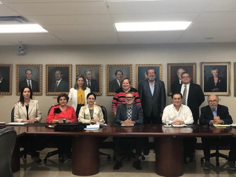 En la reunión extraordinaria.  Sentados de izq. a derecha: Dra. Waleska Crespo, pres. UCC; Dra. Ana E. Cucurella, pres. Caribbean; Dra. Carmen J. Cividanes-Lago, directora ejecutiva ACUP; Dr. Obed Jiménez, pres. ACUP y UAA; Lcdo. Manuel J. Fernós, pres. UIPR; Lcdo. José A. Ortiz Daliot, asesor para Asuntos Gubernamentales ACUP.  Parados de izq. a derecha: decana Niza Zayas Marrero en representación del Prof. Ángel Valentín, pres. UCB; rectora Agnes Mojica, UIPR San Germán; Dr. Jorge Iván Vélez Arocho, pres. PUCPR; Dr. Rafael Meléndez en representación del Dr. José Pons Madera, pres. UCA