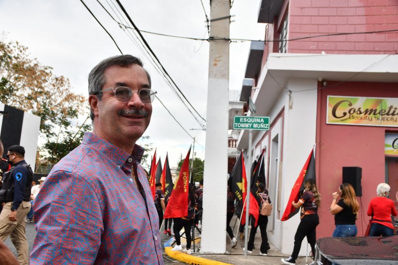 "Mi papá siempre fue amante de Ponce .  Aquí nació mi papá", sostuvo el hijo y productor, Rafo Muñiz mientras señalaba el segundo piso de esta estructura.