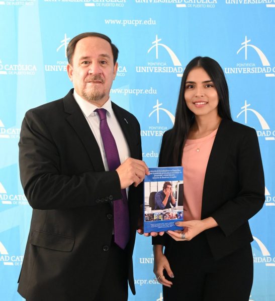 Dr. Hernán Vera, director del Observatorio de Sociedad, Gobernanza y Políticas Públicas de La Católica junto a la asistente del Observatorio, Dra. Jennifer Castellanos.