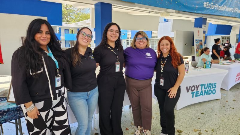 Dra. Frances Santiago jutno a exalumnas del Programa de Empresarismo Turístico.